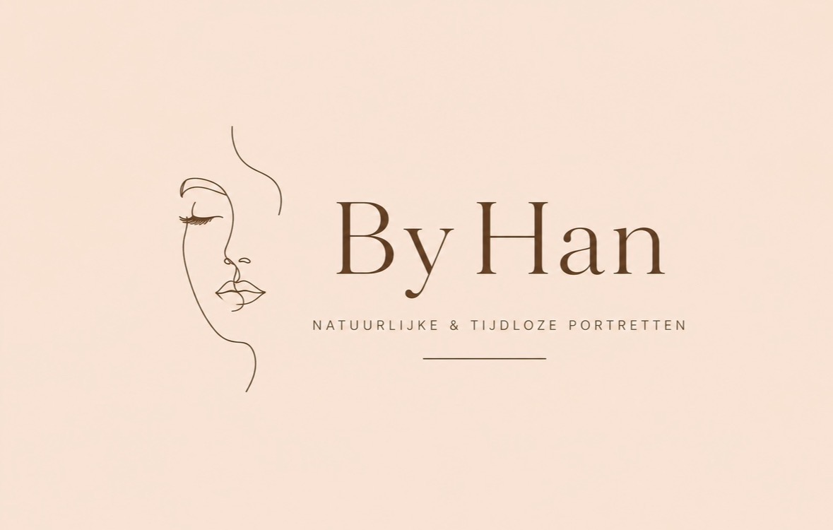 ByHan Photography logo met de tekst Natuurlijke & Tijdloze Portretten